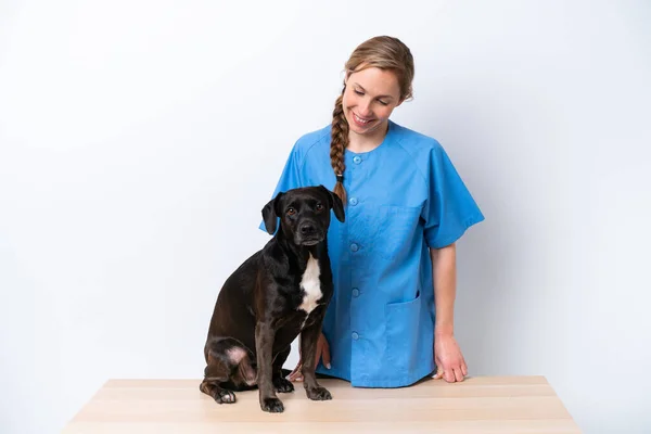 Молодая Женщина Ветеринар Собакой Белом Фоне Счастливым Выражением Лица — стоковое фото