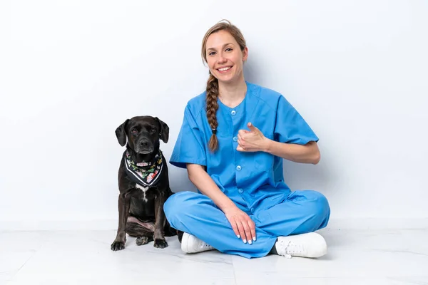 Young Veterinarian Woman Dog Sitting Floor Isolated White Background Thumbs — Stock Photo, Image