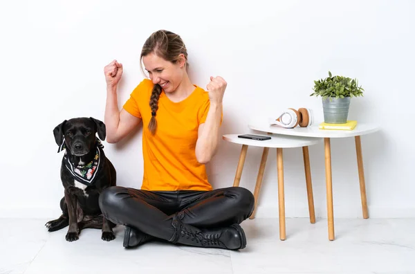 Joven Mujer Caucásica Sentada Suelo Con Cachorro Aislado Sobre Fondo — Foto de Stock