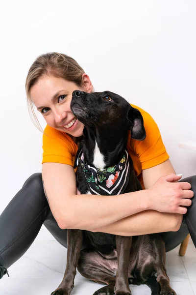 Köpeğiyle izole edilmiş geçmişi olan beyaz bir kadın.