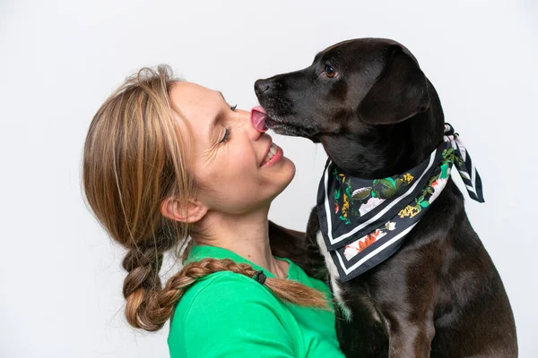 Köpeğiyle izole edilmiş geçmişi olan beyaz bir kadın.