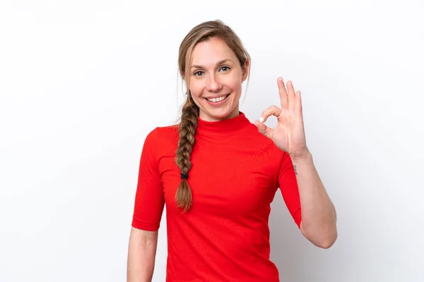 Молодая Кавказская Женщина Изолирована Белом Фоне Показывая Знак Пальцами — стоковое фото