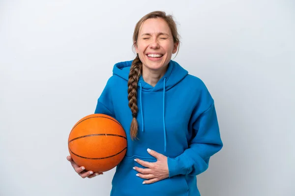 Giovane Donna Caucasica Che Gioca Basket Isolato Sfondo Bianco Sorridendo — Foto Stock