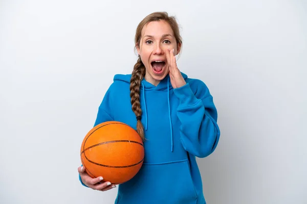 Jonge Kaukasische Vrouw Spelen Basketbal Geïsoleerd Witte Achtergrond Schreeuwen Met — Stockfoto