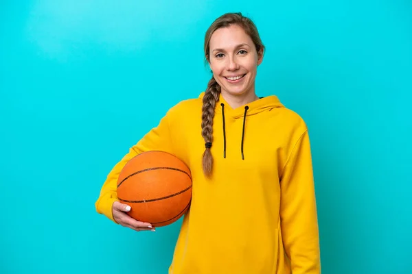 Молодая Белая Женщина Голубом Фоне Играет Баскетбол — стоковое фото