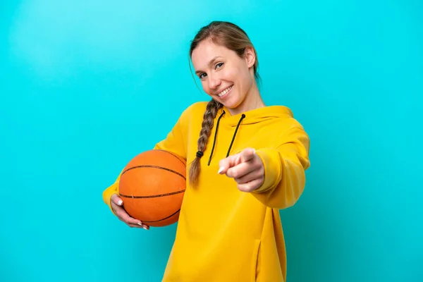 Joven Mujer Caucásica Aislada Sobre Fondo Azul Jugando Baloncesto Señalando — Foto de Stock