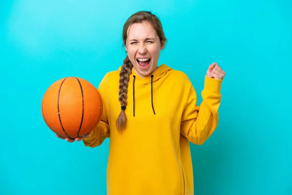 Jovem Mulher Caucasiana Isolada Fundo Azul Jogando Basquete — Fotografia de Stock