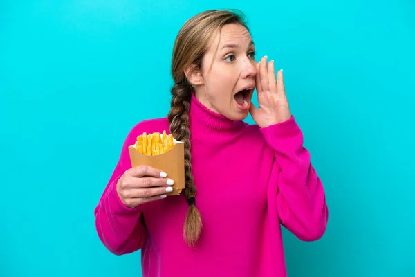 Young Caucasian Woman Holding Fried Chips Isolated Blue Background Shouting — Foto Stock