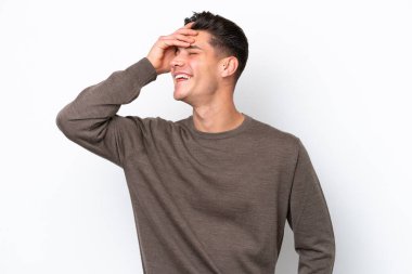 Beyaz fırında yapayalnız kalmış yakışıklı, beyaz bir adam gülümsüyor.