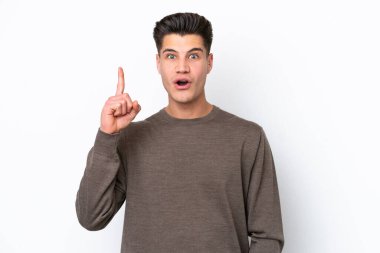 Beyaz bakkalda izole edilmiş yakışıklı beyaz bir adam bir fikir düşünüyor.