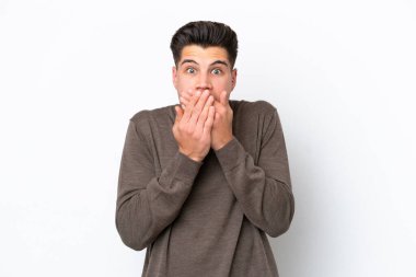 Beyaz fırında izole edilmiş yakışıklı beyaz bir adam ağzı elleriyle kapatıyor.