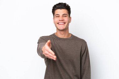 Beyaz fırında izole edilmiş yakışıklı beyaz adam iyi bir anlaşma için el sıkışıyor.