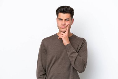 Beyaz fırında izole edilmiş yakışıklı, beyaz bir adam.