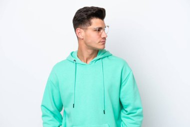 Beyaz fırında izole edilmiş yakışıklı beyaz adam yan tarafa bakıyor.