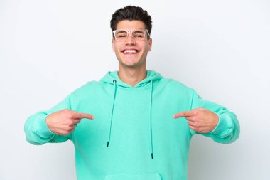 Beyaz fırında soyutlanmış yakışıklı beyaz adam gururlu ve kendini beğenmiş.