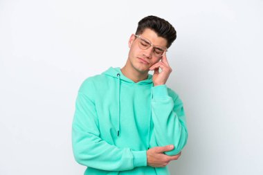 Beyaz fırında başağrısı olan yakışıklı beyaz bir adam.