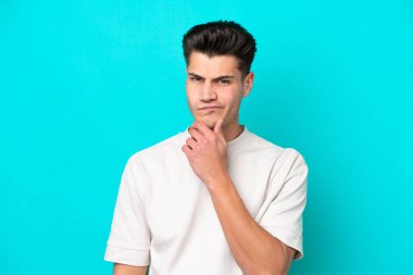 Genç, yakışıklı, beyaz bir adam mavi bir fırında tek başına.