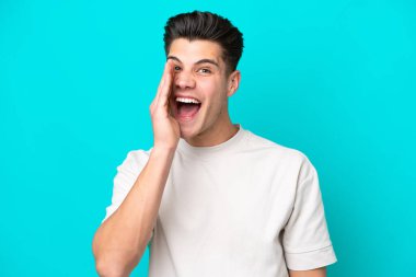 Genç, yakışıklı, beyaz bir adam, mavi fırında mahsur kalmış, şaşırmış ve şok olmuş bir yüz ifadesi var.