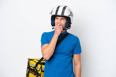 Beyaz arka planda izole edilmiş termal sırt çantalı beyaz bir adam. Şüpheleri var ve kafası karışık.