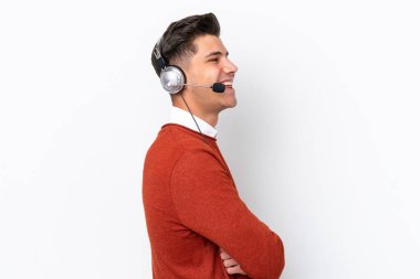 Tele pazarlamacı, beyaz arka planda beyaz bir kulaklıkla çalışan beyaz bir adam.