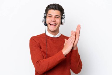 Beyaz arka planda izole edilmiş bir kulaklıkla çalışan beyaz pazarlamacı beyaz adam bir konferansta sunumdan sonra alkışlıyor.