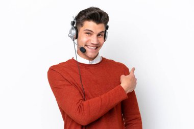 Beyaz arka planda izole edilmiş bir kulaklıkla çalışan beyaz pazarlamacı.