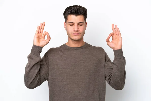 Jovem Bonito Caucasiano Homem Isolado Branco Bakcground Zen Pose — Fotografia de Stock