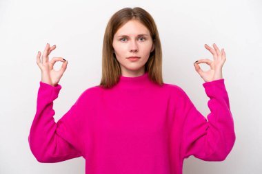 Zen pozunda beyaz arka planda izole edilmiş genç İngiliz kadın.