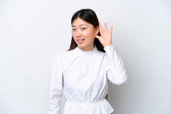 Young Chinese Woman Isolated White Background Listening Something Putting Hand — Fotografia de Stock