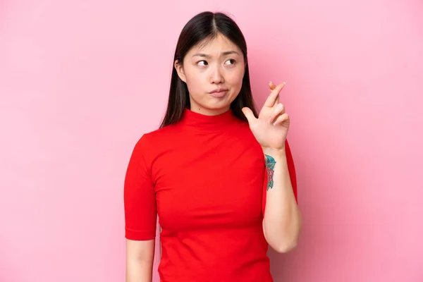 Young Chinese Woman Isolated Pink Background Fingers Crossing Wishing Best — Foto Stock