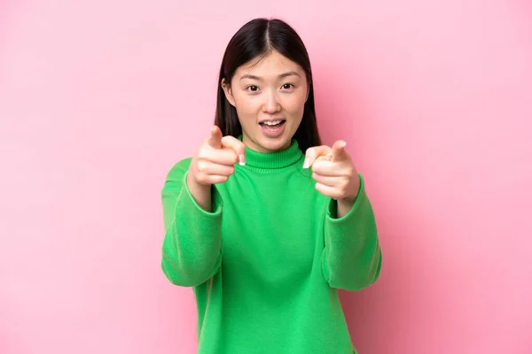 Young Chinese Woman Isolated Pink Background Surprised Pointing Front — ストック写真