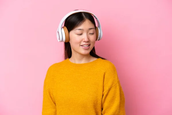 Young Chinese Woman Isolated Pink Background Listening Music — 스톡 사진