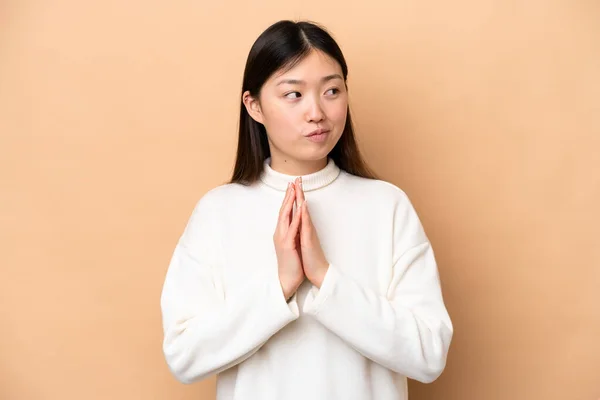 Young Chinese Woman Isolated Beige Background Scheming Something — Stockfoto