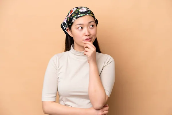 Young Chinese Woman Isolated Beige Background Thinking Idea While Looking — Stockfoto