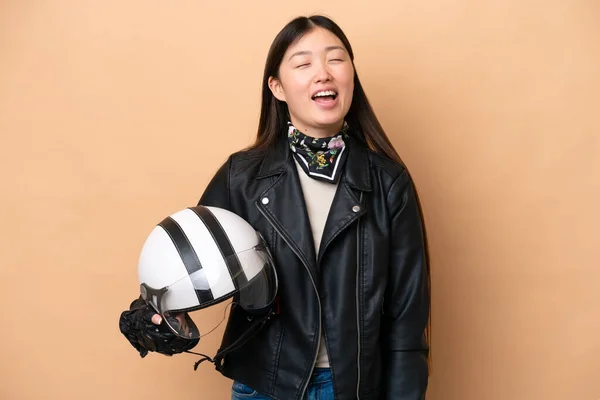 年轻的中国女人 戴着摩托车头盔 带着米黄色背景的笑脸 — 图库照片