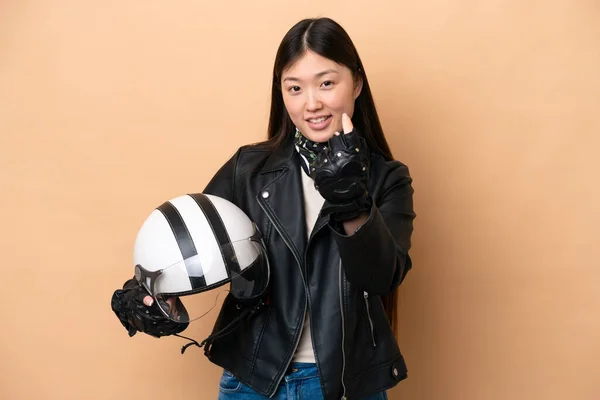 Mladá Číňanka Motocyklovou Přilbou Izolované Béžové Pozadí Dělá Nadcházející Gesto — Stock fotografie