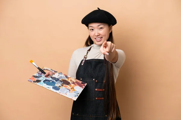 Genç Çinli Ressam Kadın Bej Arka Planda Izole Edilmiş Mutlu — Stok fotoğraf