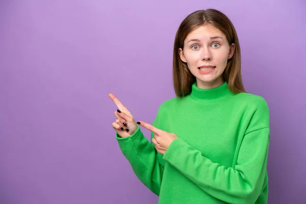 Jong Engels Vrouw Geïsoleerd Paarse Achtergrond Bang Wijzen Naar Zijkant — Stockfoto