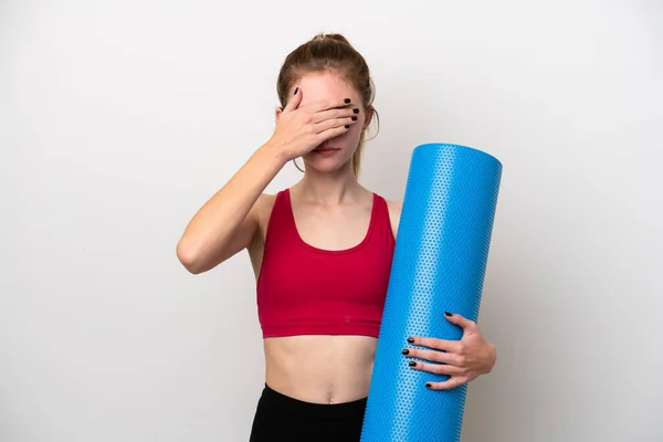 Young Sport English Woman Going Yoga Classes While Holding Mat — Stock fotografie
