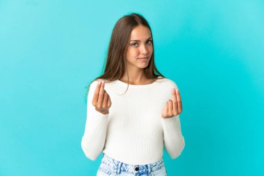 Soyutlanmış mavi bir geçmişi olan genç bir kadın para hareketi yapıyor.