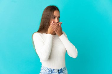 Ağız kapsayan izole mavi arka plan üzerinde genç kadın ve yan bakıyor