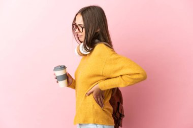 Tecrit edilmiş pembe arka planı olan genç bir bayan gayret gösterdiği için sırt ağrısı çekiyor.