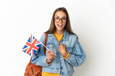 Birleşik Krallık bayrağını yalıtılmış beyaz bir arkaplanda tutan genç İspanyol kadın.