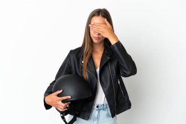 İzole edilmiş beyaz arka planda motosiklet kasklı bir kadın gözleri elleriyle kapatıyor. Bir şey görmek istemiyorum.