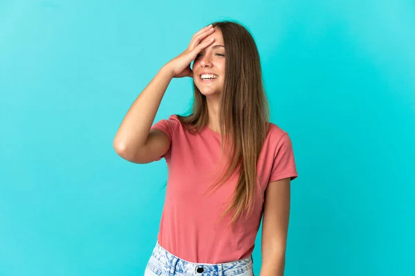 Mujer Joven Sobre Fondo Azul Aislado Sonriendo Mucho —  Fotos de Stock