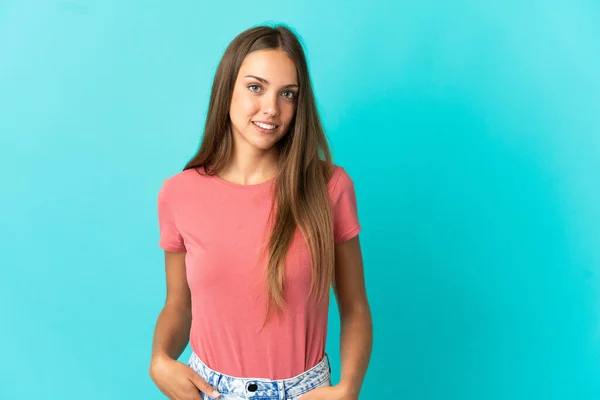 Jonge Vrouw Geïsoleerde Blauwe Achtergrond Lachen — Stockfoto