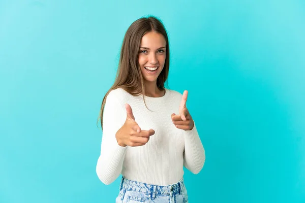 Jovem Mulher Sobre Fundo Azul Isolado Apontando Para Frente Sorrindo — Fotografia de Stock