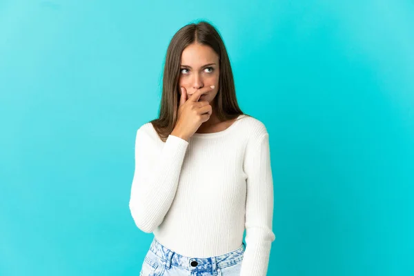 Jeune Femme Sur Fond Bleu Isolé Ayant Des Doutes Avec — Photo