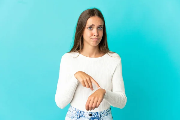 Mujer Joven Sobre Fondo Azul Aislado Haciendo Gesto Llegar Tarde — Foto de Stock