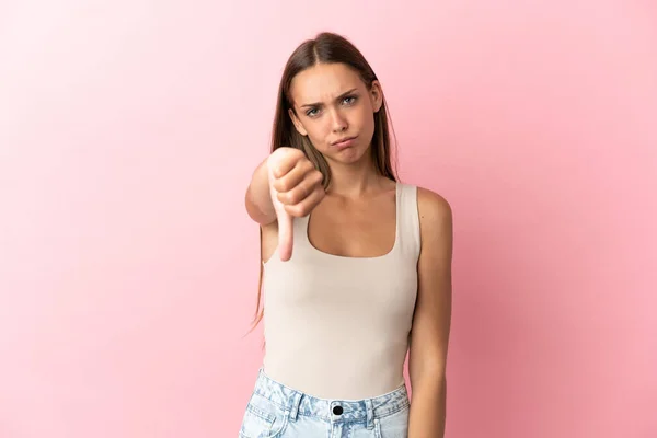 Mujer Joven Sobre Fondo Rosa Aislado Mostrando Pulgar Hacia Abajo — Foto de Stock